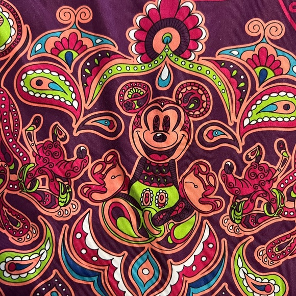 Mickey Mouse top and cropped leggings outfit - Picture 3 of 8